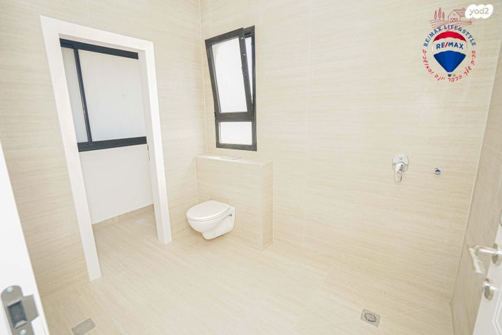 דו משפחתי, תל מונד