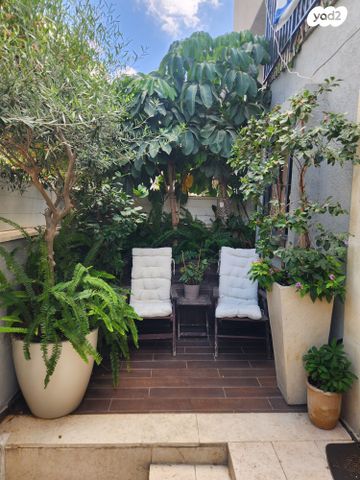 דירת גן, שדרות איינשטיין, יסודות, בני ברק