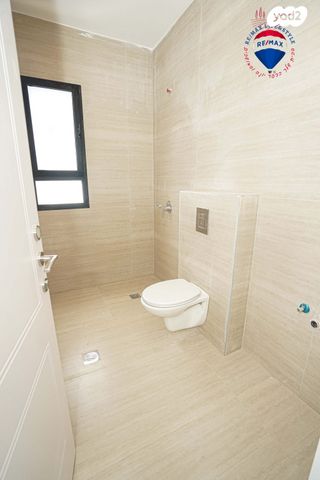 דו משפחתי, תל מונד