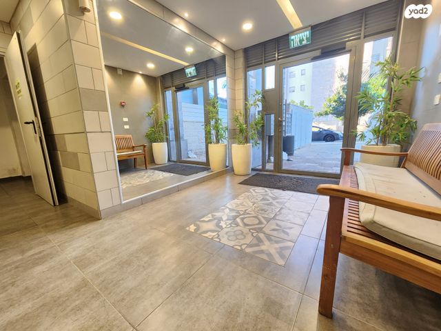 דירה, אבני חן, חריש