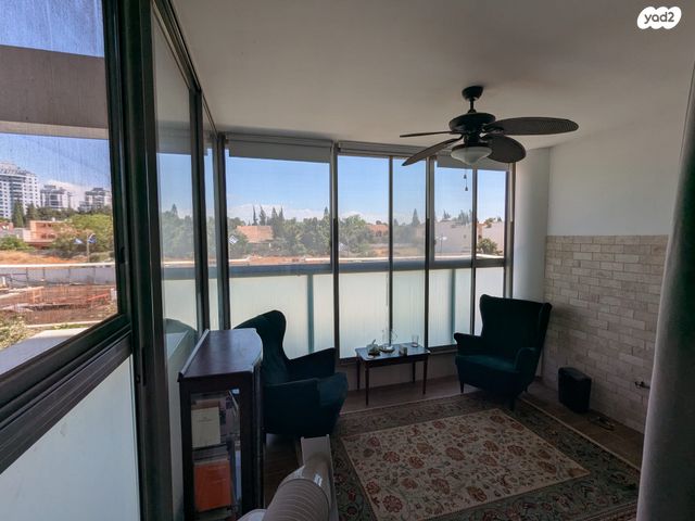 דירה, רב אלוף דן שומרון 15, קרית קריניצי, רמת גן