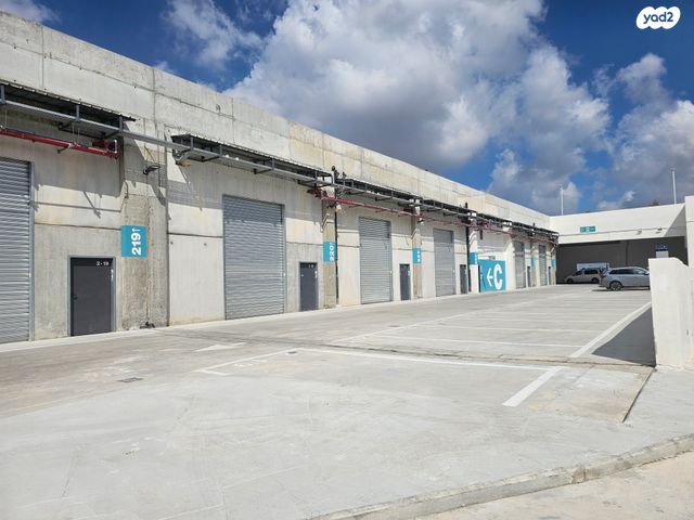 מחסנים, פתח תקווה