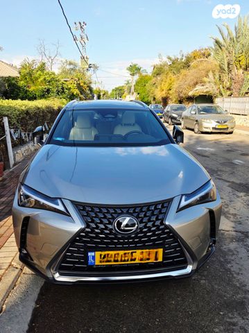 UX Takumi 300h היברידי אוט׳ 2.0 (152 כ״ס)