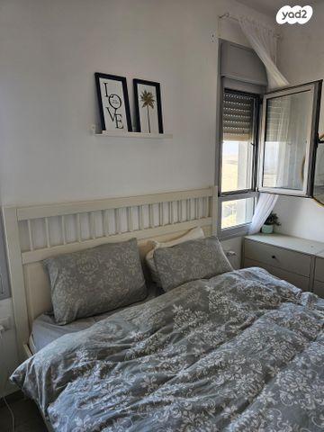 דירת גן, אלה 16, לשם, עלי זהב