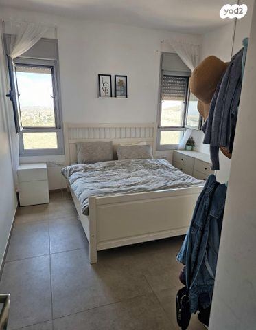 דירת גן, אלה 16, לשם, עלי זהב