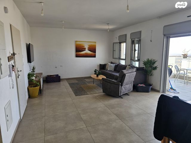 דירת גן, אלה 16, לשם, עלי זהב