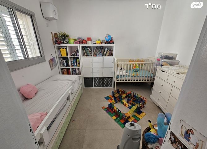 דירת גן, אלה 16, לשם, עלי זהב