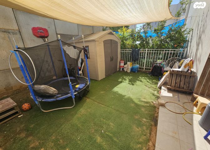 דירת גן, אלה 16, לשם, עלי זהב