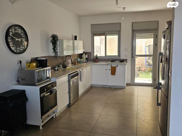 דירת גן, אלה 16, לשם, עלי זהב