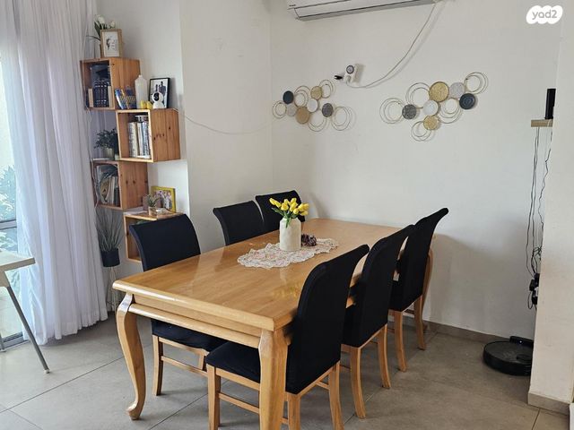 דירת גן, אלה 16, לשם, עלי זהב