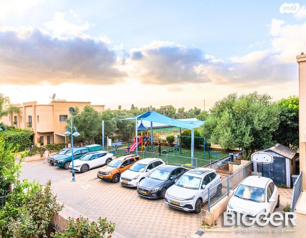 דו משפחתי, פרדס חנה כרכור