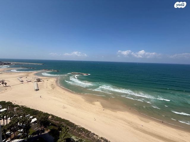 דירה, אלי לנדאו, הרצליה פיתוח, הרצליה