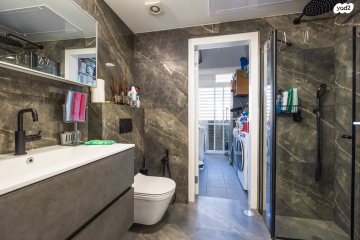 דירה, אברהם פררה, הולילנד, ירושלים