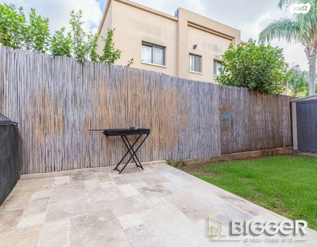 דו משפחתי, פרדס חנה כרכור