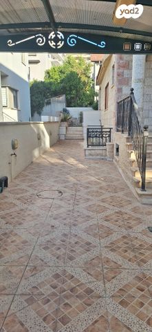 דו משפחתי, אנה פרנק, בנות חיל, ראשון לציון