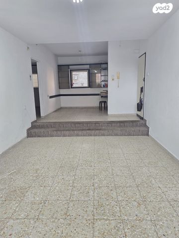 דירה, יואל דרובין, רמז, מערב ותיק, ראשון לציון