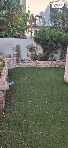 דו משפחתי, אנה פרנק, בנות חיל, ראשון לציון