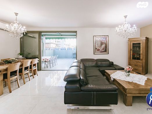 גג/ פנטהאוז, הרב קטרוני 5, מחנה יהודה, פתח תקווה