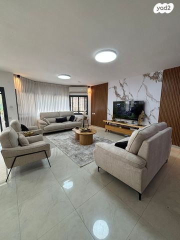 דו משפחתי, אפרים לוזון 26, נווה אלון, לוד