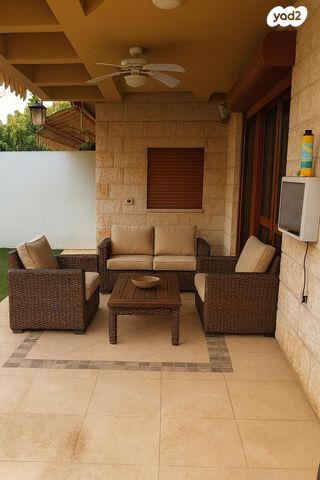 דו משפחתי, אנה פרנק, בנות חיל, ראשון לציון