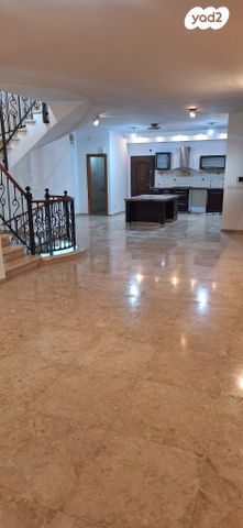 דו משפחתי, אנה פרנק, בנות חיל, ראשון לציון