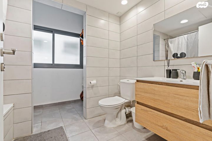 דירה, אורנה פורת, הרקפות, ראשון לציון