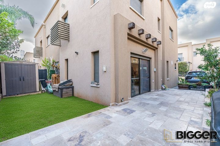 דו משפחתי, פרדס חנה כרכור