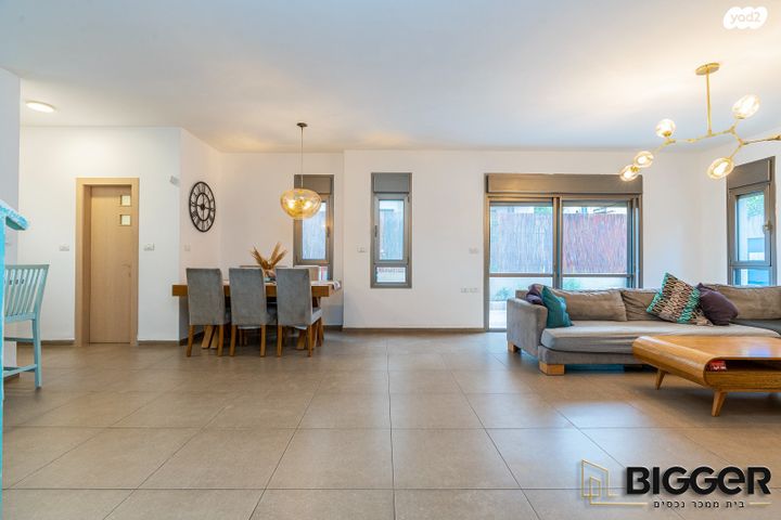 דו משפחתי, פרדס חנה כרכור