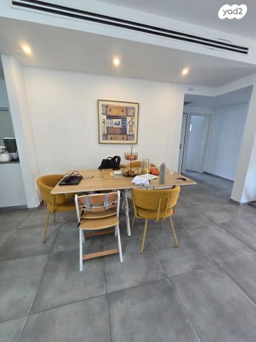 דירה, נתן אלתרמן, פסגות אפק, ראש העין