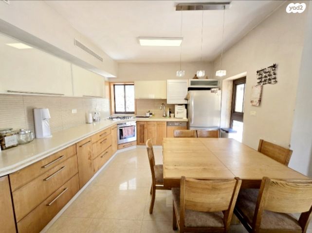 דירה, עת הזמיר, מגדים, מעלה אדומים