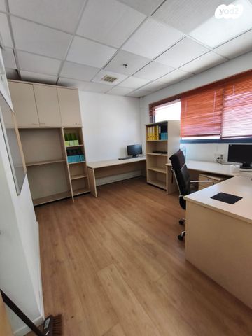 משרדים, המסילה, נשר