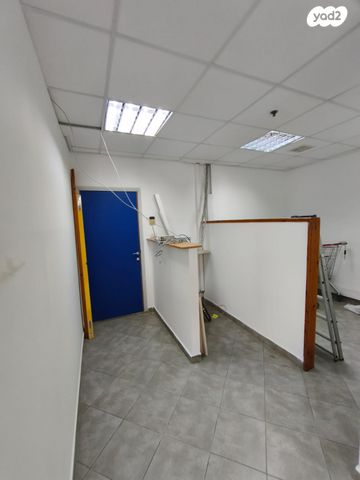 משרדים, המסילה, נשר