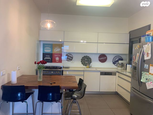 דירה, ג'ו עמר 10, הזמר העברי, כפר סבא