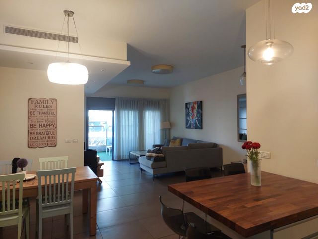 דירה, ג'ו עמר 10, הזמר העברי, כפר סבא