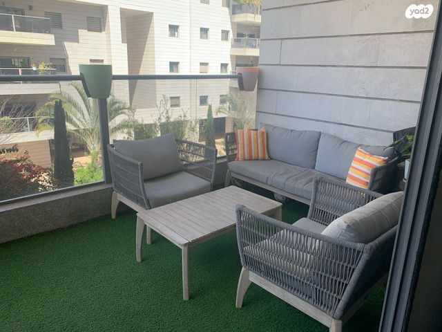 דירה, ג'ו עמר 10, הזמר העברי, כפר סבא