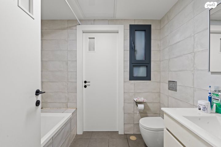 דירה, יעקב תמרי, חצרות המושבה, רחובות