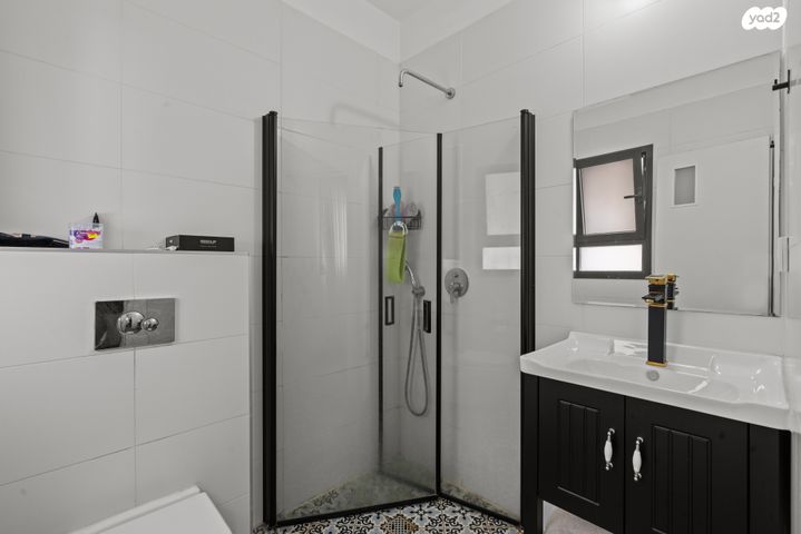 דירה, יעקב תמרי, חצרות המושבה, רחובות