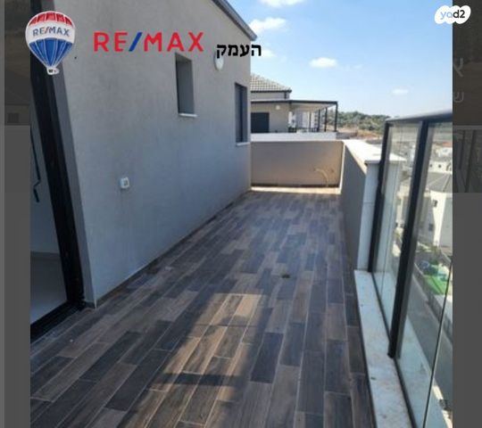 גג/ פנטהאוז, מגדל העמק