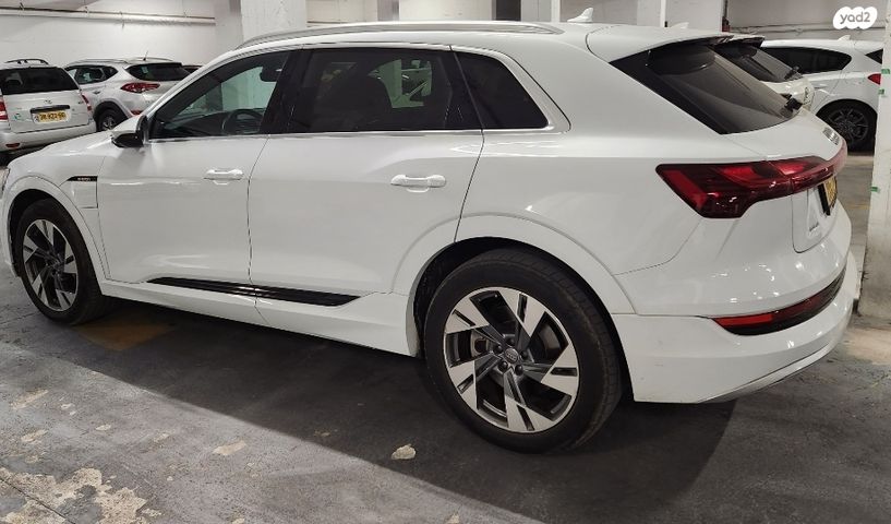 מודעת רכב אאודי E-tron