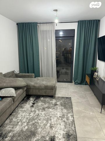 דירה, מבצע אנטבה, שמעון פרס/ האצטדיון, נהריה