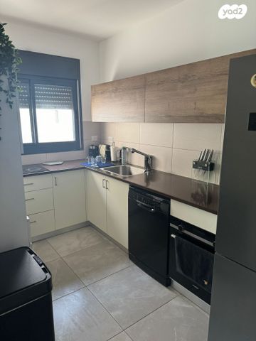 דירה, מבצע אנטבה, שמעון פרס/ האצטדיון, נהריה