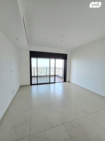 דירה, אמנון ליפקין שחק, נוף הטיילת, נתניה