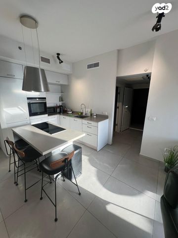 דרך מנחם בגין 144