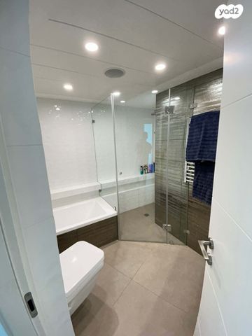 דירה, אלי לנדאו, הרצליה פיתוח, הרצליה