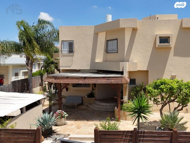 מנחם בן סרוק 