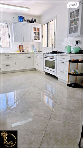 דירה, הכרכום, צמח השדה, מעלה אדומים