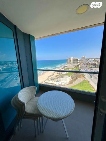 דירה, אלי לנדאו, הרצליה פיתוח, הרצליה