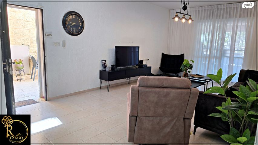 דירת גן, העירית, צמח השדה, מעלה אדומים