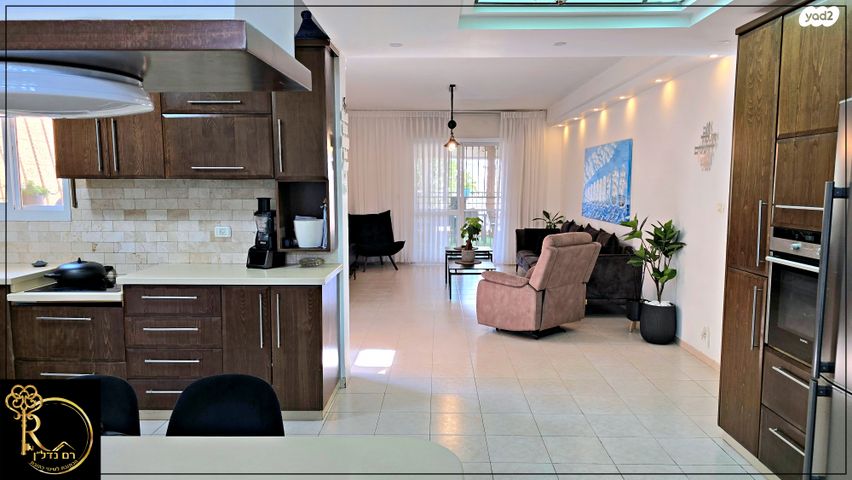 דירת גן, העירית, צמח השדה, מעלה אדומים