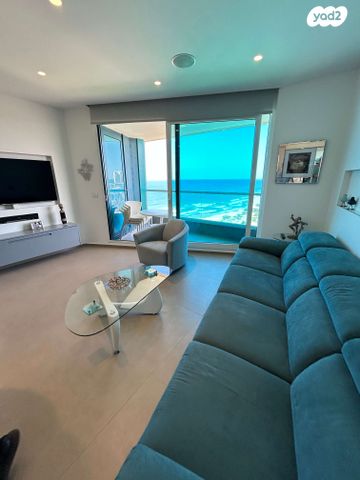 דירה, אלי לנדאו, הרצליה פיתוח, הרצליה